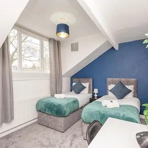 Holiday home 4-bed House - Sleeps 9 Free Parking & Wifi, Leeds (West Yorkshire)